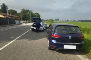 Minerbio, sedicenne al volante di una Golf senza patente né assicurazione: maxi-multa da 5.100 euro